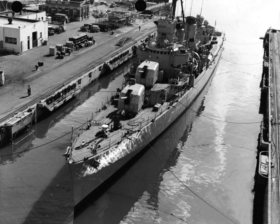 West German destroyer Z 2 (D171) at the Charleston Naval Shipyard, South Carolina (USA), on 17 July 1959 (NH 107238)