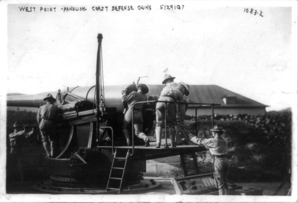 West Point cadets handling coast defense guns LCCN2002705797