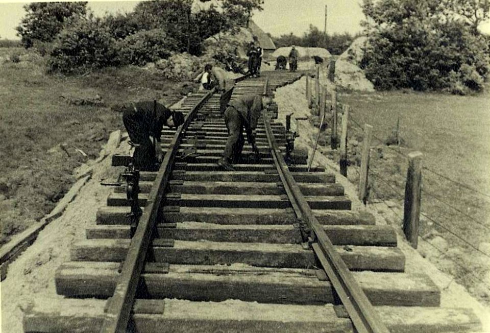 Westerbork, Construction of railway tracks leading to the camp