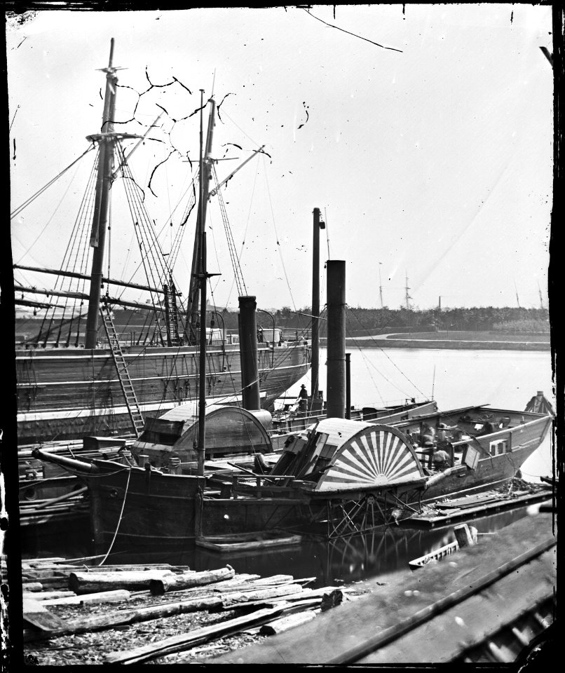 Westerdok met schepen waaronder een stoomraderboot, foto 1 (max res)