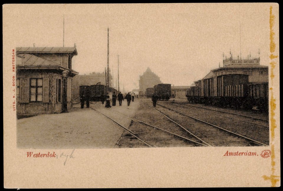 Westerdoksdijk met spooremplacement. Op de achtergrond het kantoorgebouw op het Stenen Hoofd. Uitgave N.J. Boon, Amsterdam photo