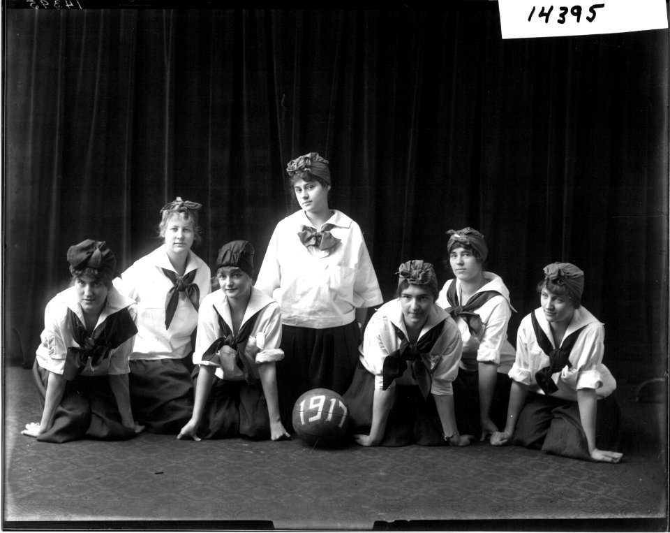 Western College sophomore basketball team 1915 (3199679089)