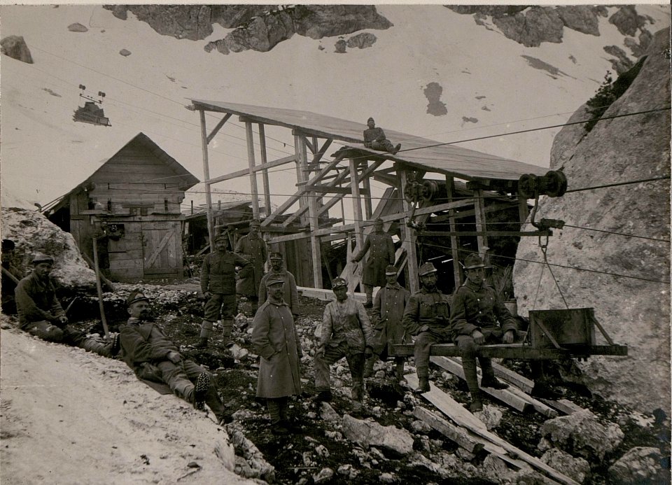Westlich Costabella-Bahn, MIttel-Doppelstation, im Februar 1916 von einer Staublawine vollständig vernichtet. (BildID 15735572)