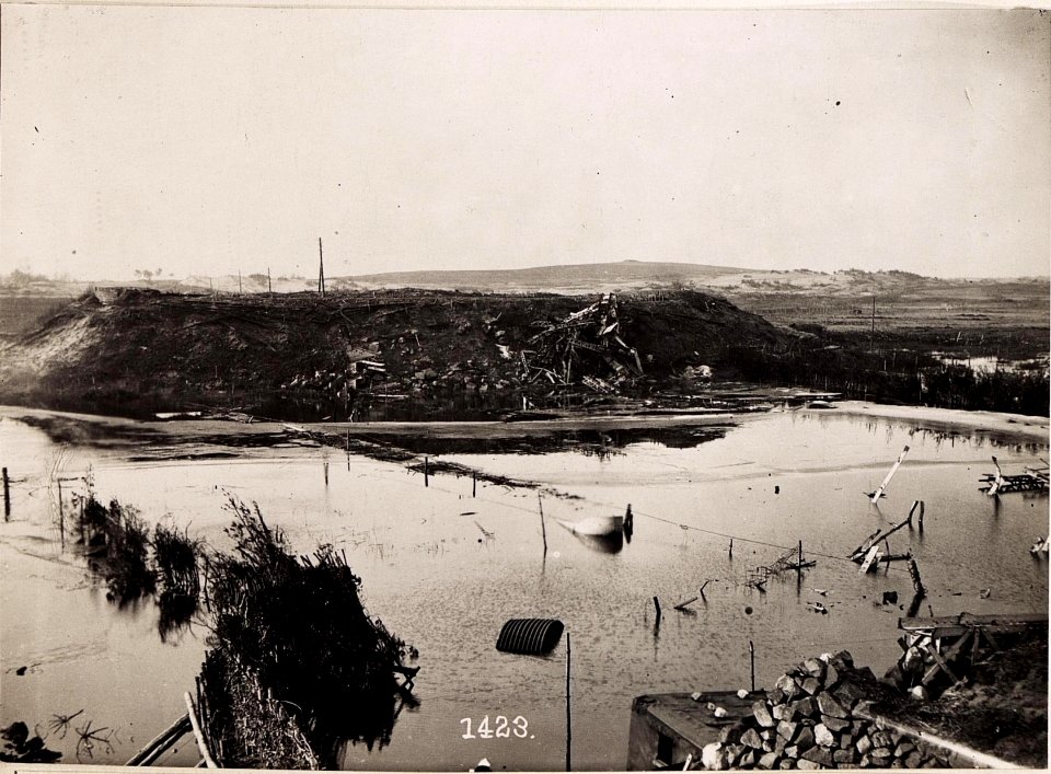 Westschanze von der Ostschanze aus gesehen. Vordergrund der Stachod. (Feber 1918.) (BildID 15712992)