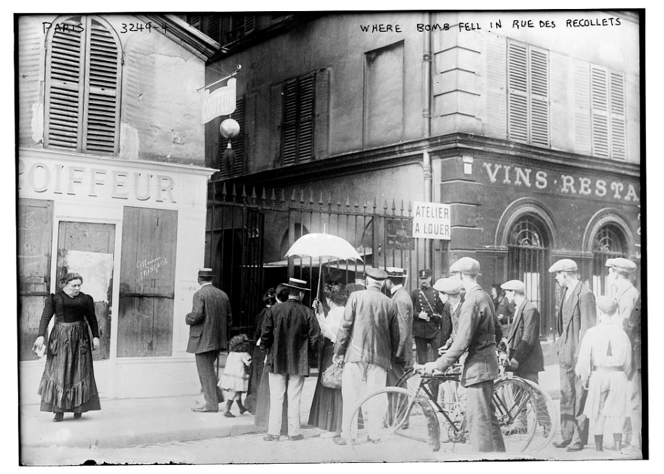 Where bomb fell in Rue Des Recollets LCCN2014697635