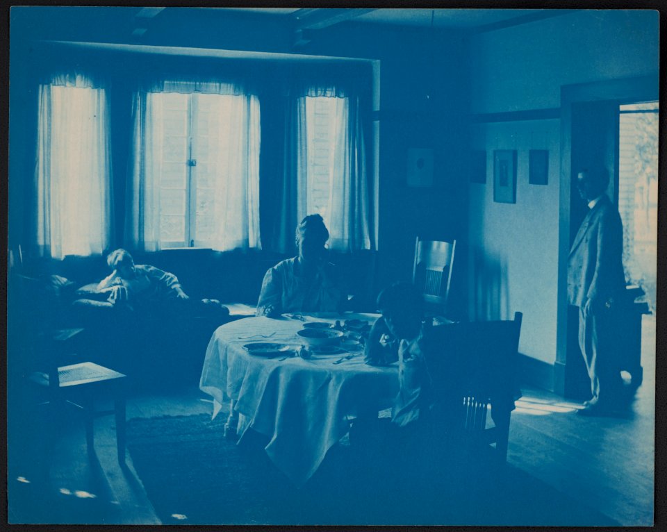 White family in Newark dining room LCCN2016649768