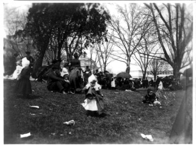 White House Easter egg roll LCCN92518375