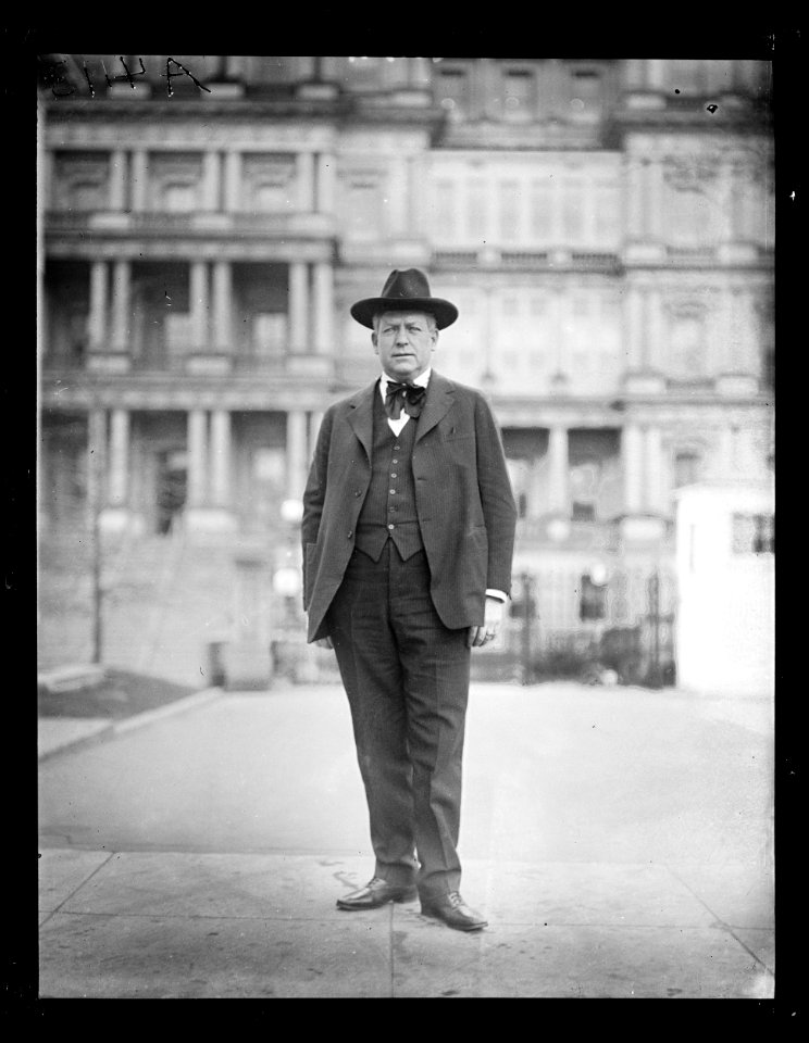 White House visitor; State, War and Navy Building in background. Washington, D.C. LCCN2016891256