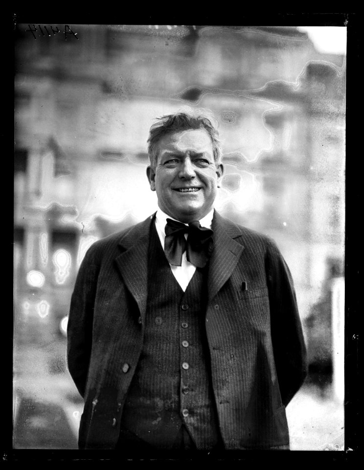 White House visitor; State, War and Navy Building in background. Washington, D.C. LCCN2016891257