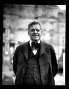 White House visitor; State, War and Navy Building in background. Washington, D.C. LCCN2016891257