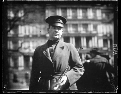 White House visitor; State, War and Navy Building in background. Washington, D.C. LCCN2016891286