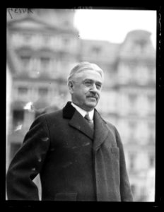 White House visitor; State, War and Navy Building in background. Washington, D.C. LCCN2016891277