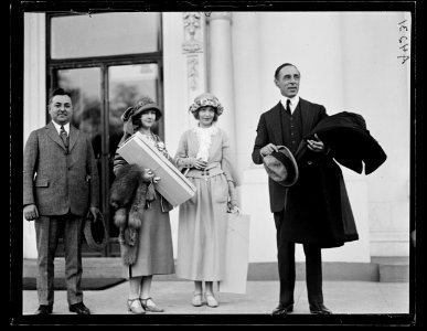 White House visitors- Dorothy & Lillian Gish, D.W. Griffith. Washington, D.C. LCCN2016891320 photo