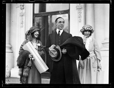 White House visitors- Dorothy Gish, D.W. Griffith, and Lillian Gish. Washington, D.C. LCCN2016891321 photo