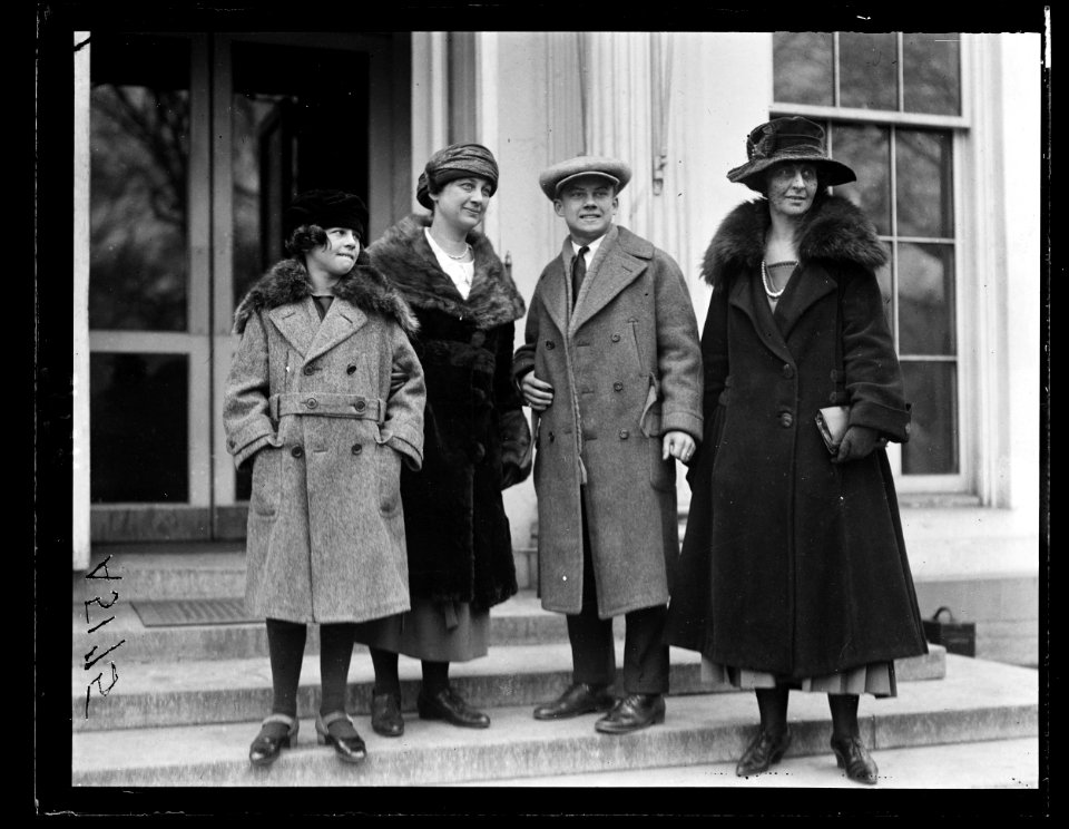 White House visitors, Washington, D.C. LCCN2016891937