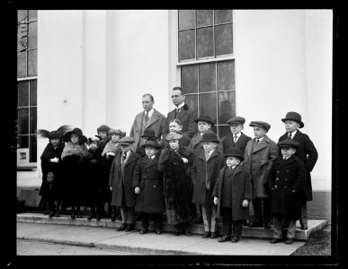 White House visitors. Washington, D.C. LCCN2016891271