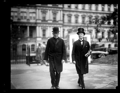 White House visitors; State, War and Navy Building in background; Washington, D.C. LCCN2016891820