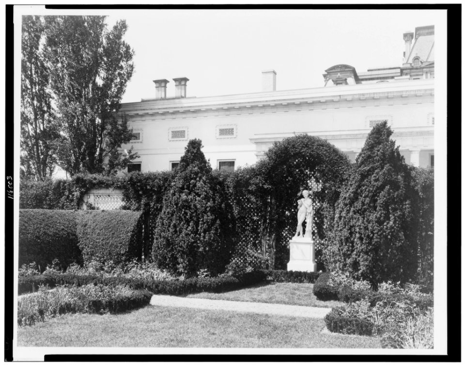 White House, 1600 Pennsylvania Avenue, Washington, D.C. Southwest rose garden LCCN96502752