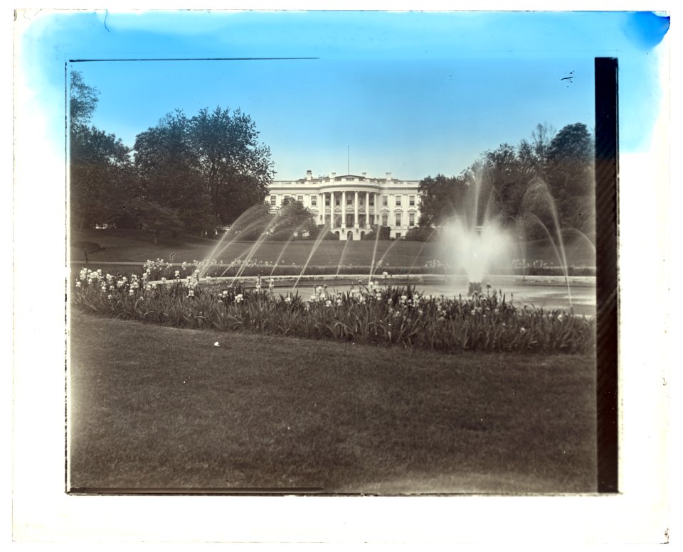 White House, 1600 Pennsylvania Avenue, Washington, D.C. View north to fountain LCCN2008680055