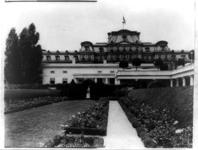 White House, 1600 Pennsylvania Avenue, Washington, D.C. Southwest rose garden LCCN96515887