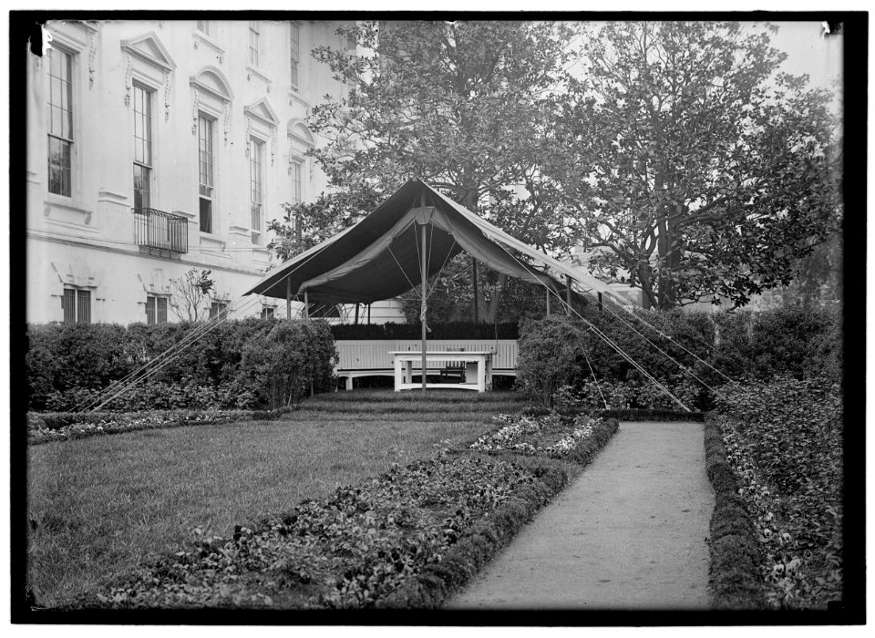 WHITE HOUSE. TENT IN ROSE GARDEN LCCN2016865469