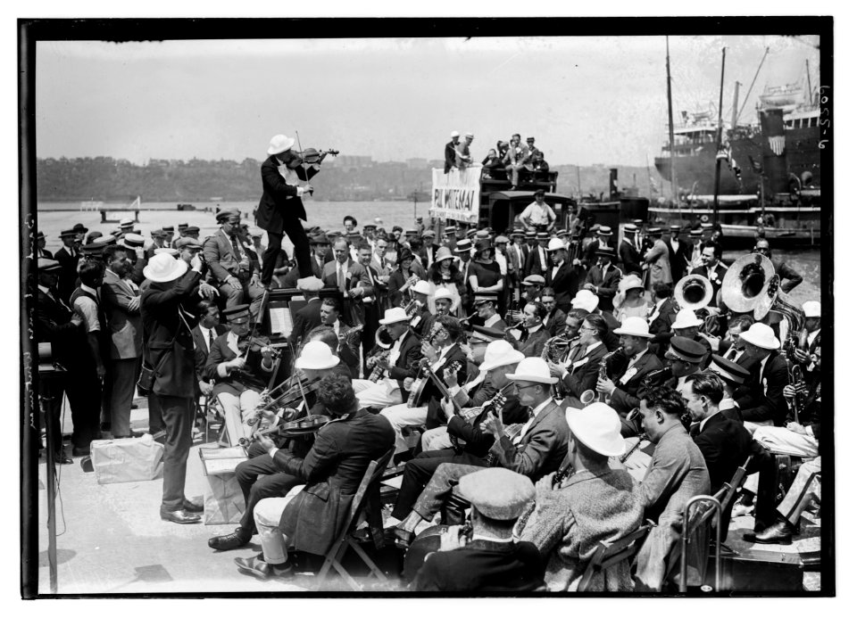 Whiteman welcomed by band LCCN2014716493