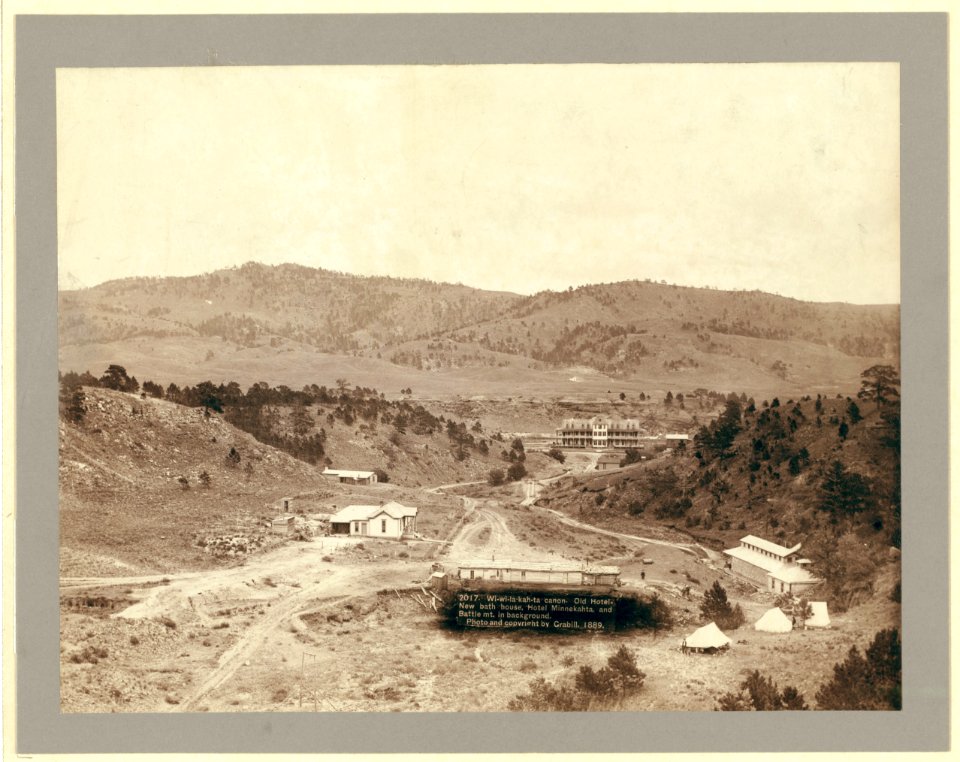 Wi-wi-la-kah-ta canon. Old hotel, new bath house, Hotel Minnekahta and Battle Mt. in background LCCN99613867