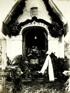 Wie Nr, 3157. Aufbahrung der Leiche in der Militärfriedhofkapelle in Griminitzen. (15.3.1917.) (BildID 15499399)