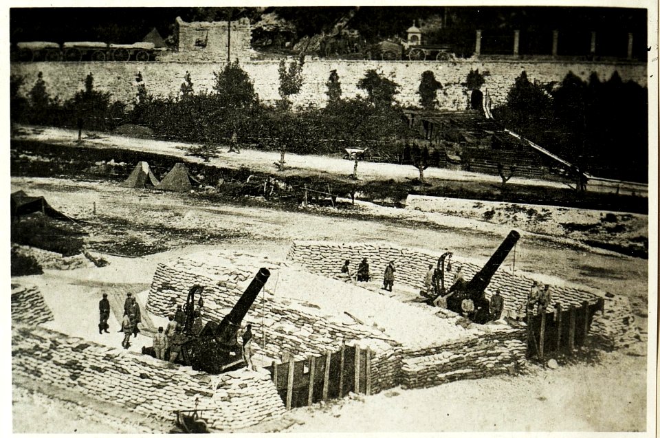 Wie Nr, 3242. Una batteria da 30.5 in Val Dogna. (BildID 15500239)