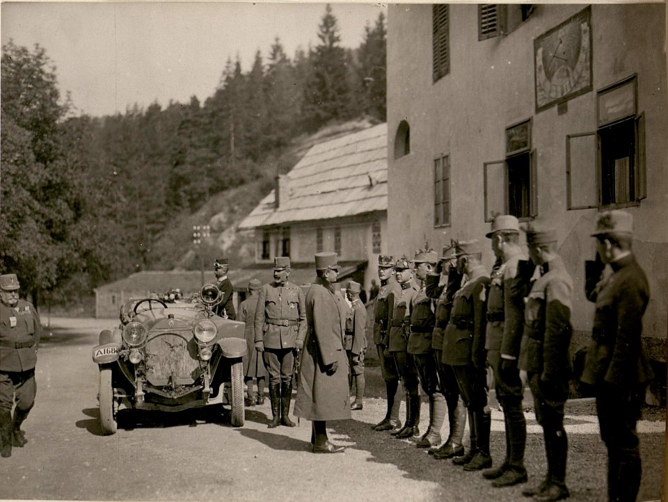 Wie Nr, 3406. Vorstellung der Herrn Offiziere. (4-6.1917.) (BildID 15798831)