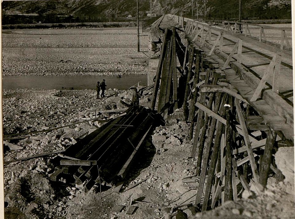Wiederaufgebaute Strassenbrücke bei Amora. (BildID 15507878)
