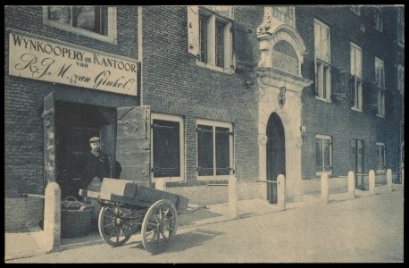 Wijnkoperij van Ginkel naast de Bank van lening op de Oudezijds Voorburgwal. Uitgave N.V. A.J. Nuss, Amsterdam, Afb PBKD00337000014