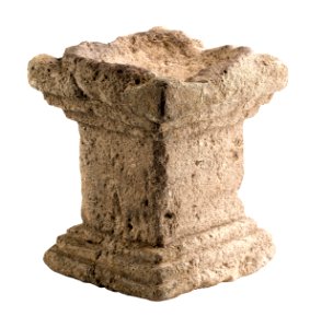 Wijaltaar in kalksteen, 100 tot 200 NC, vindplaats- Tongeren, Kielenstraat, 2006, werkput 1, spoor 463 (afvalkuil), laag 1, collectie Gallo-Romeins Museum Tongeren, GRM 9514