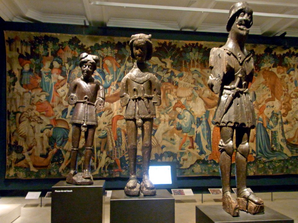 Wikimania 2014 - Victoria and Albert Museum - Three standing figures221068