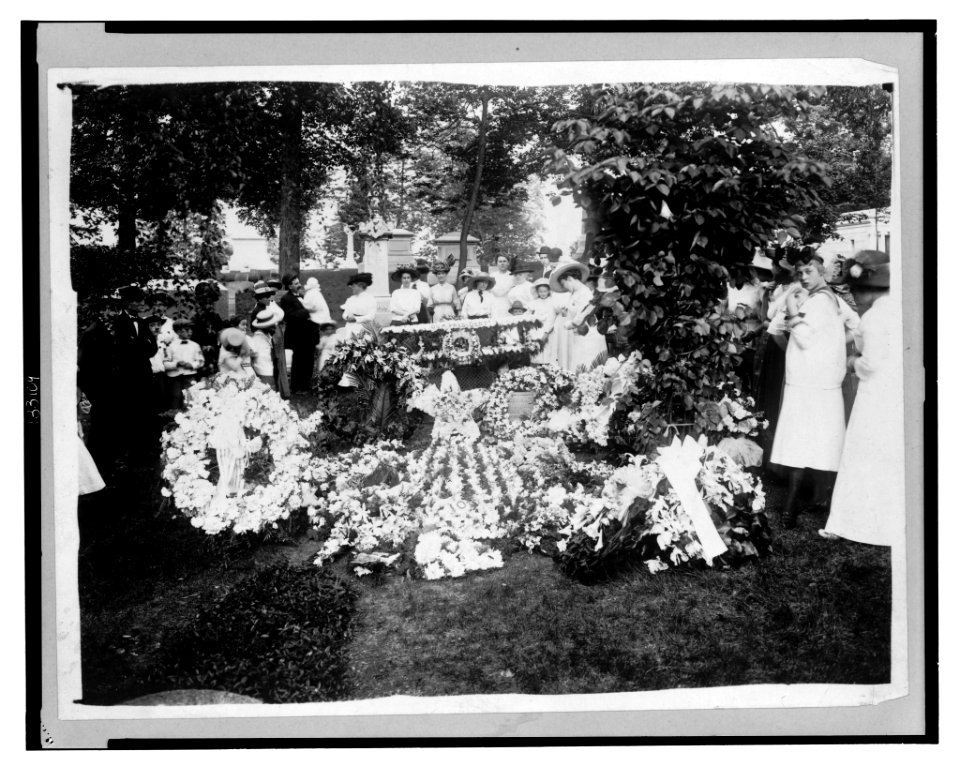 Wilbur Wright funeral - floral decorations at the grave LCCN2003675332