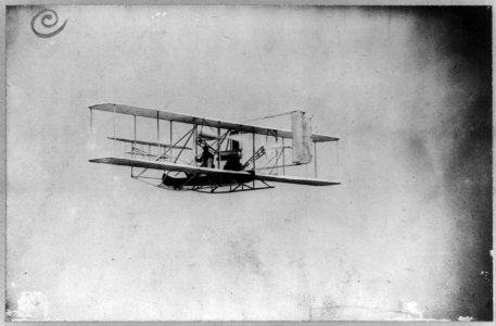 Wilbur Wright in flight from Governor's Island LCCN2001704181