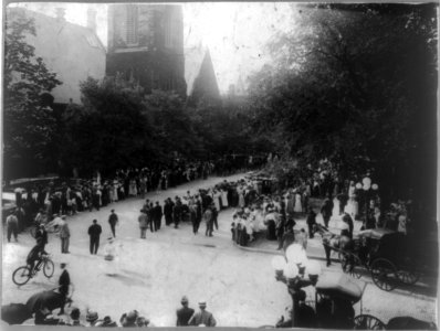 Wilbur Wright funeral - crowds outside 1st Presbyterian church, Dayton LCCN2001704183
