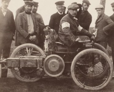 Wilfrid, le vainqueur du Critérium des Voiturettes de juin 1899 sur voiturette Bollée (ici au Critérium des Motocycles d'avril 1898)