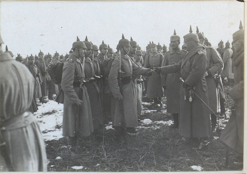Wilhelm II. bei der Verteilung eiserner Kreuze (BildID 15438817)