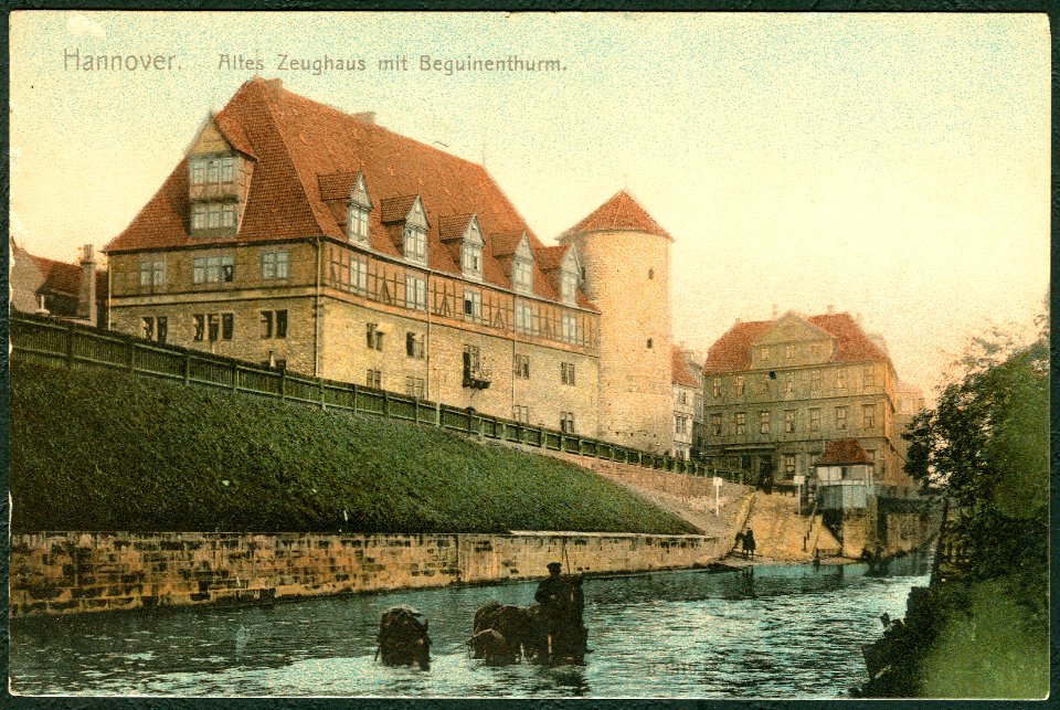 Wilhelm Hoffmann AG AK 01319 B Hannover. Altes Zeughaus mit Beginenthurm. (Beginenturm) Bildseite mit Pferdetränke und berittenen Pferden vor der Sommerbrücke zwischen Pferdestraße und der Leineinsel Klein-Venedig