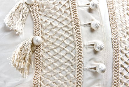 Wilhelmina von Hallwyls bröllopsklänning. Detalj. Bröstet vänster sida - Hallwylska museet - 87238
