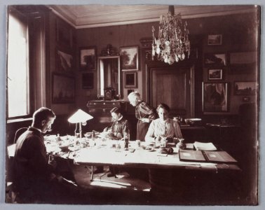 Wilhelmina von Hallwyl med medarberare under arbete - Hallwylska museet - 87234