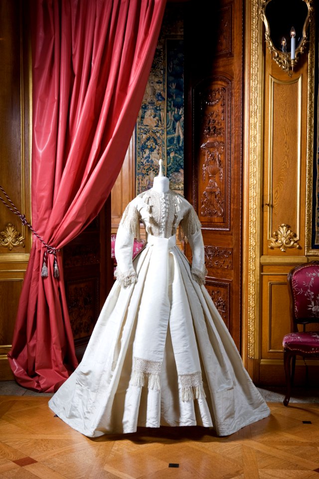 Wilhelminas bröllopsklänning. I en dörröppning - Hallwylska museet - 87246