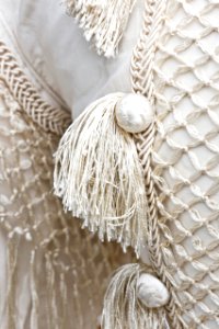Wilhelmina von Hallwyls bröllopsklänning. Detalj. Tofsar - Hallwylska museet - 87239