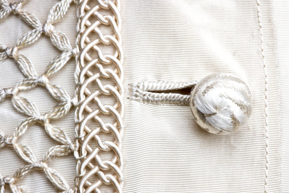 Wilhelmina von Hallwyls bröllopsklänning. Detalj. Knapp - Hallwylska museet - 87241