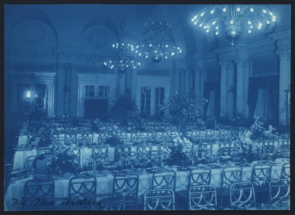Willard Hotel dining room prepared for banquet LCCN2006677538