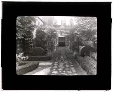 William Albert Smoot, Jr., house, 220 North Washington Street, Alexandria, Virginia. Boxwood garden LCCN2007685041