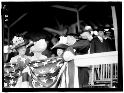 William Howard Taft and his wife Helen Nellie Taft at horse show LCCN2016863305
