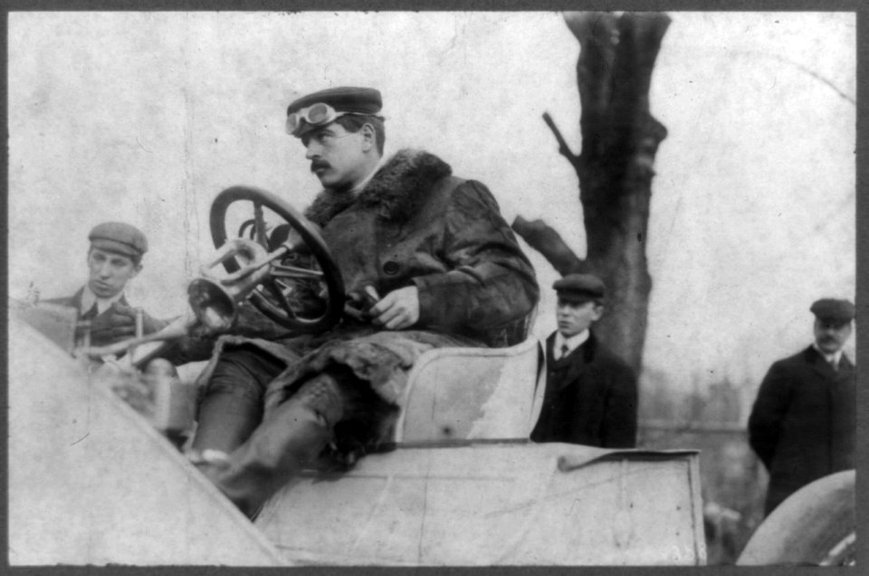 William Kissam Vanderbilt II, full-length portrait, seated at wheel of car, facing right LCCN90708728