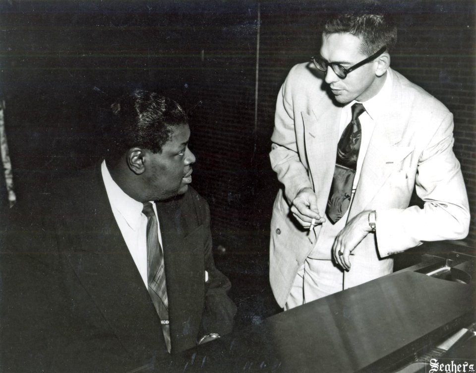 Willis Conover with pianist Oscar Peterson